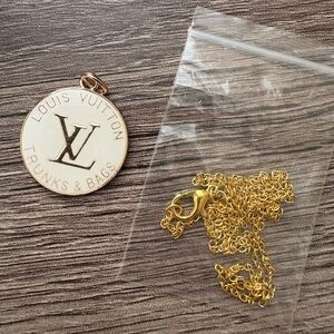 Charm with unbranded chain